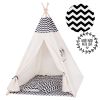 Dětský týpý stan vhodný do pokojíčků i na zahradu. Luxusní provedení s okénkem a roletkou, komfortní podložkou a dvěmi polštáři. Teepee stan je útulné místo, které dětem poskytne parádní úkryt a&nbsp;potřebné soukromí. Navíc skvěle vypadá! Rozměry stanu jsou 160x120x100 cm.&nbsp; 