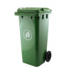 Kvalitní plastová popelnice na komunální odpad v tmavě zelené barvě s objemem 240 litrů boduje díky snadné manipulaci, za kterou vděčí kolečkům a nízké hmotnosti. Madla na popelnici jsou umístěna tak, abyste ji mohli uchopit ze všech stran.