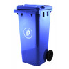 Kvalitní plastová popelnice na komunální odpad v modré barvě s objemem 240 litrů boduje díky snadné manipulaci, za kterou vděčí kolečkům a nízké hmotnosti. Madla na popelnici jsou umístěna tak, abyste ji mohli uchopit ze všech stran.