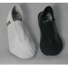 Gymnastická cvičky EFFEA bílé Svršek je vyhotoven z kvalitní přírodní kůže. Pro výrobu podrážky je použita koženka s protiskluzovým prvkem, tudíž je obuv neklouže. Tyto materiálové vlastnosti zajišťují víceúčelové využití cviček ...