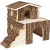 Dřevěný dvoupatrový domeček vyrobený z přírodních materiálů.