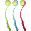 Vrhač míčků různých barev včetně tenisového míčku.