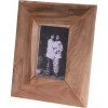 - klasický fotorámeček ze dřeva - přizpůsobený pro zavěšení a díky vlastnímu stojánku i pro postavení - je vyrobený z teakového dřeva - rozměry celkové: 27,5 x 22 cm - rozměry vložené fotografie: 14 x 9 cm