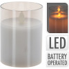 - LED svíčka s efektem plápolajícího plamínku - skleněné provedení - napájení: 3x AAA baterie (není součástí) - vhodné do interiéru i exteriéru - rozměry: 7,5 x 10 cm