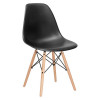 Moderní židle s netradiční kontrukcí, která zaujme svým jedinečním designem, pohodlím a praktičností. Pevnost židle zajišťuje dřevěná podnož s pevnou kovovou konstrukcí.