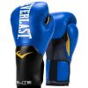 Boxerské rukavice Everlast Elite jsou tréninkové rukavice vyrobené z prémiové umělé kůže, určené především pro pytlování a trénink. Má revoluční design z jednoho kusu, který optimalizuje umístění uživatelské pěsti a podporuje přirozený rozsah pohybu. Tato rukavice je vybavena vnitřní ochrannou pěnou, která zvyšuje pohodlí vašeho cvičení. Zapínání se provádí jednoduše pomocí velkého suchého zipu. Velikost 10oz. 