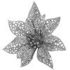 Umělá vánoční hvězda s klipem dokonale doplní vánoční výzdobu. Detailně prolamovaný květ se třpytkami a umělým sněhem vytváří jedinečný efekt námrazy. Díky spodnímu klipu se snadno připevňuje. Velikost 10x10 cm, stříbrná barva.
